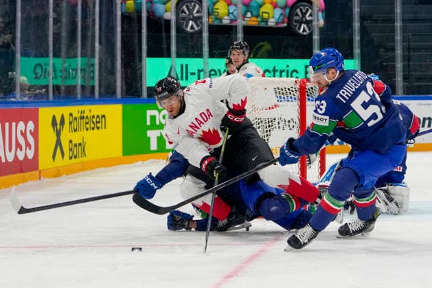 FRIBOURG, SWITZERLAND MAY 16 Gabriel Vilardi of Canada L against Alex Trivellato of Italy R during the 2026 IIHF Ice Hockey World Championship Switzerland game between Italy and Canada at BCF Arena on May 16, 2026 in Fribourg, Fribourg Fribourg BCF Arena Fribourg Switzerland Copyright: xJustPictures.ch JarixPestelaccix jp-en-EuSpIm-JP6_JAR_Italy_Canada_16May2026_00099