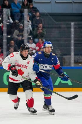 FRIBOURG, SWITZERLAND MAY 16 Sidney Crosby of Canada L against Alex Trivellato of Italy R during the 2026 IIHF Ice Hockey World Championship Switzerland game between Italy and Canada at BCF Arena on May 16, 2026 in Fribourg, Fribourg Fribourg BCF Arena Fribourg Switzerland Copyright: xJustPictures.ch JarixPestelaccix jp-en-EuSpIm-JP6_JAR_Italy_Canada_16May2026_00105