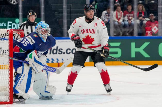 FRIBOURG, SWITZERLAND MAY 16 goalkeeper Davide Fadani of Italy L against Sidney Crosby of Canada R during the 2026 IIHF Ice Hockey World Championship Switzerland game between Italy and Canada at BCF Arena on May 16, 2026 in Fribourg, Fribourg Fribourg BCF Arena Fribourg Switzerland Copyright: xJustPictures.ch JarixPestelaccix jp-en-EuSpIm-JP6_JAR_Italy_Canada_16May2026_00110