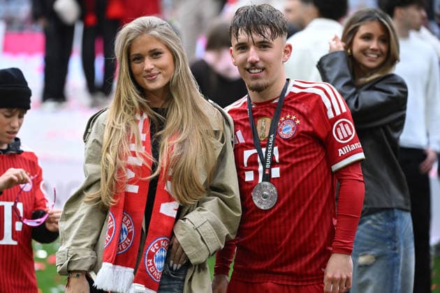 16 05 2026, xemx, Soccer 1 Bundesliga, FC Bayern Muenchen 1 FC Köln v l jubilation, joy about winning the championship Lennart Karl FC Bayern Muenchen with girlfriend Zoe Käppele DFL DFB REGULATIONS PROHIBIT ANY USE OF PHOTOGRAPHS as IMAGE SEQUENCES and or QUASI VIDEO Muenchen