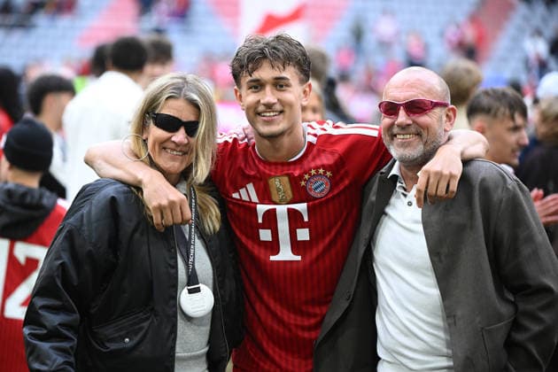 16 05 2026, xemx, Soccer 1 Bundesliga, FC Bayern Muenchen 1 FC Köln v l jubilation, joy about winning the championship Tom Bischof FC Bayern Muenchen with his parents Sabine and Thomas Bischof DFL DFB REGULATIONS PROHIBIT ANY USE OF PHOTOGRAPHS as IMAGE SEQUENCES and or QUASI VIDEO Muenchen