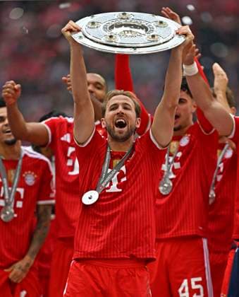16 05 2026, Soccer Bundesliga 2025 2026, 34 Matchday, FC Bayern Munich 1 FC Cologne, in the Allianz Arena Munich, Harry Kane FC Bayern Munich raises the trophy DFL and DFB regulations prohibit any use of photographs as image sequences and or quasi video