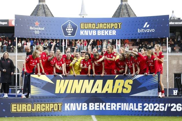 ROTTERDAM - FC Twente players with the KNVB Cup after the women s KNVB Cup final match between FC Twente (women) and PSV (women) at Sparta Stadion Het Kasteel on 16 May 2026 in Rotterdam, the Netherlands. BAS CZERWINSKI ANP Women s Eurojackpot KNVB Beker - Final 2025-2026 xVIxANPxSportx xxANPxIVx 558470373 originalFilename: 558470373.jpg