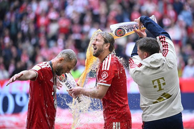 16 05 2026, xemx, Soccer 1 Bundesliga, FC Bayern Muenchen 1 FC Köln v l Bierdusche Konrad Laimer FC Bayern Muenchen Harry Kane FC Bayern Muenchen DFL DFB REGULATIONS PROHIBIT ANY USE OF PHOTOGRAPHS as IMAGE SEQUENCES and or QUASI VIDEO Muenchen