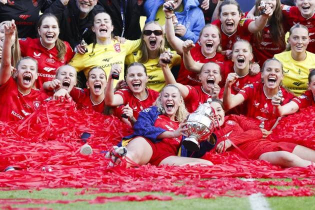 ROTTERDAM - FC Twente players with the KNVB Cup after the women s KNVB Cup final match between FC Twente (women) and PSV (women) at Sparta Stadion Het Kasteel on 16 May 2026 in Rotterdam, the Netherlands. BAS CZERWINSKI ANP Women s Eurojackpot KNVB Beker - Final 2025-2026 xVIxANPxSportx xxANPxIVx 558470695 originalFilename: 558470695.jpg