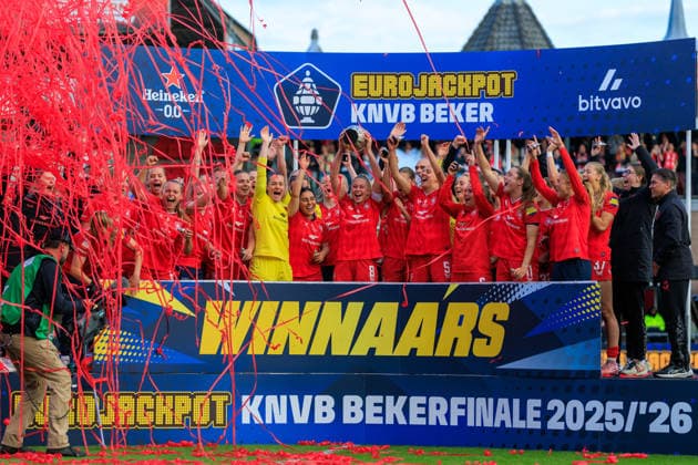 2026-05-16 FC Twente Vrouwen v PSV Vrouwen - Eurojackpot KNVB Beker Vrouwen Finale ROTTERDAM, NETHERLANDS - MAY 16: FC Twente Vrouwen celebrate after winning the cup during the Eurojackpot KNVB Beker Vrouwen Finale match between FC Twente Vrouwen and PSV Vrouwen at Het Kasteel on May 16, 2026 in Rotterdam, Netherlands. Rotterdam Het Kasteel Netherlands Content not available for redistribution in The Netherlands directly or indirectly through any third parties. Copyright: xMarcelxvanxPlateringenx