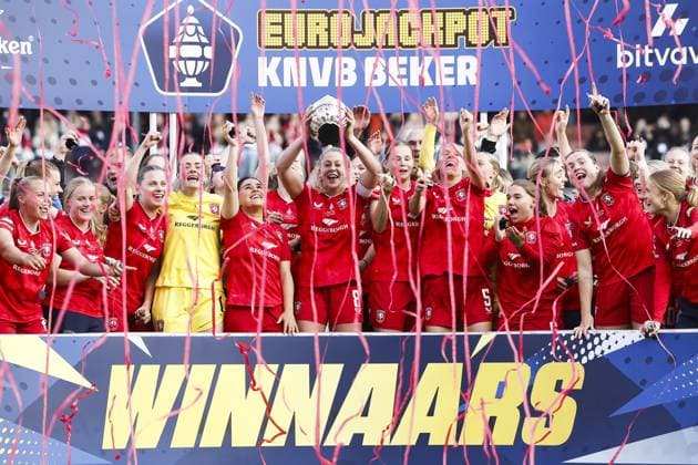 ROTTERDAM - FC Twente players with the KNVB Cup after the women s KNVB Cup final match between FC Twente (women) and PSV (women) at Sparta Stadion Het Kasteel on 16 May 2026 in Rotterdam, the Netherlands. BAS CZERWINSKI ANP Women s Eurojackpot KNVB Beker - Final 2025-2026 xVIxANPxSportx xxANPxIVx 558470842 originalFilename: 558470842.jpg