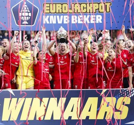 ROTTERDAM - FC Twente players with the KNVB Cup after the women s KNVB Cup final match between FC Twente (women) and PSV (women) at Sparta Stadion Het Kasteel on 16 May 2026 in Rotterdam, the Netherlands. BAS CZERWINSKI ANP Women s Eurojackpot KNVB Beker - Final 2025-2026 xVIxANPxSportx xxANPxIVx 558470959 originalFilename: 558470959.jpg