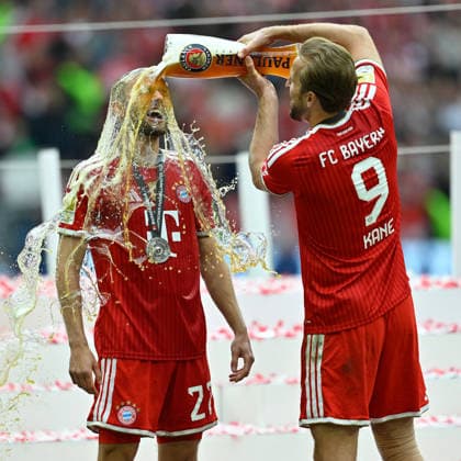 Muenchen, Allianz Arena, 16 05 26, GER, Herren, 1 Bundesliga, Saison 2025 2026, FC Bayern Muenchen 1 FC Koeln Bild Bierdusche fuer Konrad LAIMER Muenchen, links von Harry KANE Muenchen DFL regulations prohibit any use of photographs as image sequences and or quasi video Bayern Deutschland