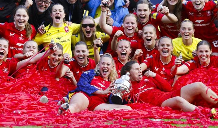 ROTTERDAM - FC Twente players with the KNVB Cup after the women s KNVB Cup final match between FC Twente (women) and PSV (women) at Sparta Stadion Het Kasteel on 16 May 2026 in Rotterdam, the Netherlands. BAS CZERWINSKI ANP Women s Eurojackpot KNVB Beker - Final 2025-2026 xVIxANPxSportx xxANPxIVx 558471203 originalFilename: 558471203.jpg