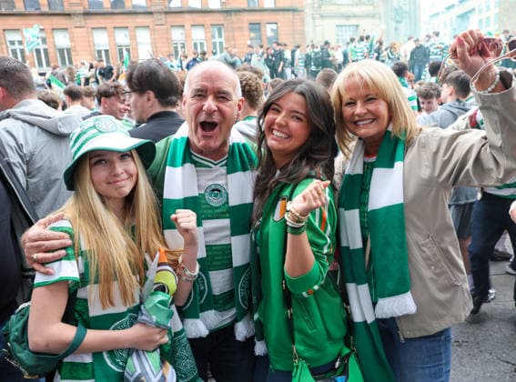 Tommy Sheridan (Alliance to Liberate Scotland candidate) with his wife Gail and daughter Gabriella, 3rd left, as they celebrate their team winning SPL Championship in the Trongate, Glasgow. Celtic Celebrate Winning the William Hill Scottish Premiership, Football, Glasgow, Scotland, UK - 16 May 2026Glasgow Celtic Park United Kingdom  Copyright: xRobertxPerry Shutterstockx 16878623ee