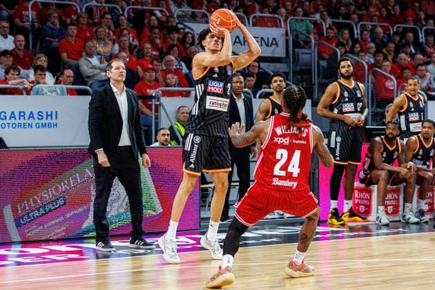 Alec Anigbata ratiopharm Ulm, 21 , Cobe Williams BMA365 Bamberg Baskets, 24 , BMA365 Bamberg Baskets vs ratiopharm Ulm, Basketball, easyCredit BBL, Playoff Quarterfinals, Game 1, 16 05 2026 BMA365 Bamberg Baskets vs ratiopharm Ulm, Basketball, easyCredit BBL, Playoff Quarterfinals, Game 1, 16 05 2026 Bamberg Copyright: xEibner-Pressefoto G.xSantemizx EP_EER