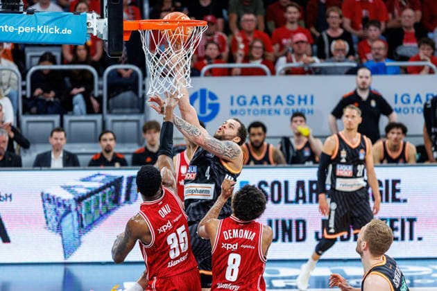 Christopher Ledlum ratiopharm Ulm, 04 , Ejiofor Onu BMA365 Bamberg Baskets, 35 , Demarcus Demonia BMA365 Bamberg Baskets, 08 , BMA365 Bamberg Baskets vs ratiopharm Ulm, Basketball, easyCredit BBL, Playoff Quarterfinals, Game 1, 16 05 2026 BMA365 Bamberg Baskets vs ratiopharm Ulm, Basketball, easyCredit BBL, Playoff Quarterfinals, Game 1, 16 05 2026 Bamberg Copyright: xEibner-Pressefoto G.xSantemizx EP_EER