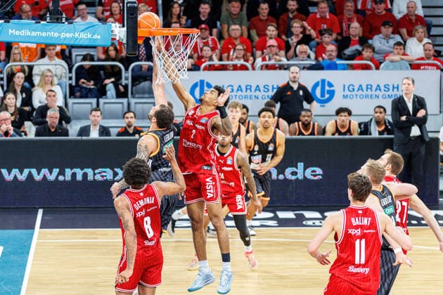Christopher Ledlum ratiopharm Ulm, 04 , Ibi Watson BMA365 Bamberg Baskets, 02 , Demarcus Demonia BMA365 Bamberg Baskets, 08 , BMA365 Bamberg Baskets vs ratiopharm Ulm, Basketball, easyCredit BBL, Playoff Quarterfinals, Game 1, 16 05 2026 BMA365 Bamberg Baskets vs ratiopharm Ulm, Basketball, easyCredit BBL, Playoff Quarterfinals, Game 1, 16 05 2026 Bamberg Copyright: xEibner-Pressefoto G.xSantemizx EP_EER