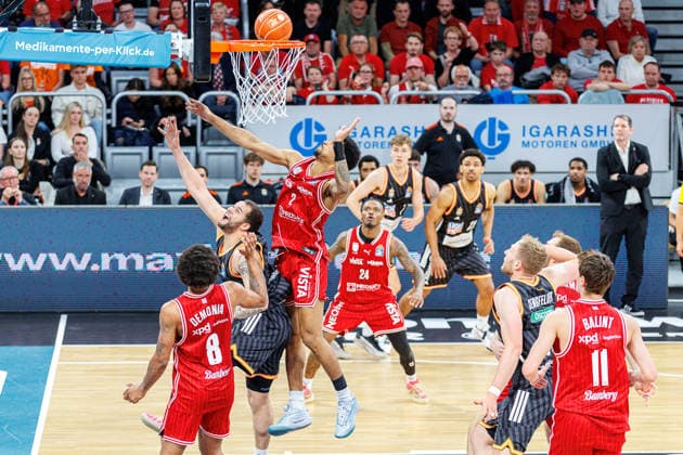 Christopher Ledlum ratiopharm Ulm, 04 , Ibi Watson BMA365 Bamberg Baskets, 02 , Demarcus Demonia BMA365 Bamberg Baskets, 08 , BMA365 Bamberg Baskets vs ratiopharm Ulm, Basketball, easyCredit BBL, Playoff Quarterfinals, Game 1, 16 05 2026 BMA365 Bamberg Baskets vs ratiopharm Ulm, Basketball, easyCredit BBL, Playoff Quarterfinals, Game 1, 16 05 2026 Bamberg Copyright: xEibner-Pressefoto G.xSantemizx EP_EER