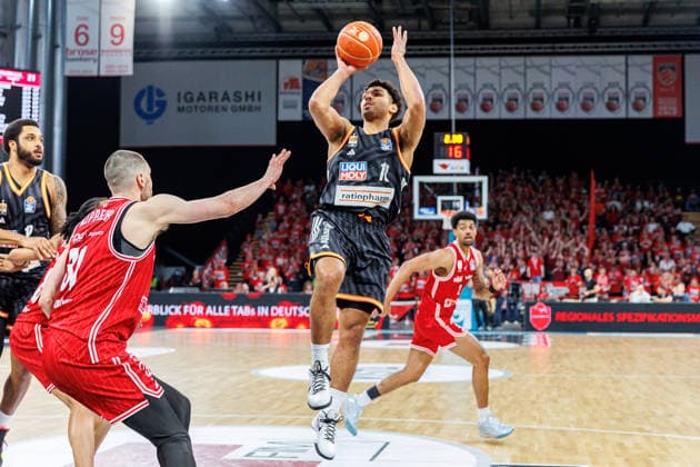 Daniel Keppeler BMA365 Bamberg Baskets, 31 , Mark Smith ratiopharm Ulm, 13 , BMA365 Bamberg Baskets vs ratiopharm Ulm, Basketball, easyCredit BBL, Playoff Quarterfinals, Game 1, 16 05 2026 BMA365 Bamberg Baskets vs ratiopharm Ulm, Basketball, easyCredit BBL, Playoff Quarterfinals, Game 1, 16 05 2026 Bamberg Copyright: xEibner-Pressefoto G.xSantemizx EP_EER
