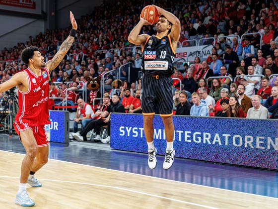 Ibi Watson BMA365 Bamberg Baskets, 02 , Mark Smith ratiopharm Ulm, 13 , BMA365 Bamberg Baskets vs ratiopharm Ulm, Basketball, easyCredit BBL, Playoff Quarterfinals, Game 1, 16 05 2026 BMA365 Bamberg Baskets vs ratiopharm Ulm, Basketball, easyCredit BBL, Playoff Quarterfinals, Game 1, 16 05 2026 Bamberg Copyright: xEibner-Pressefoto G.xSantemizx EP_EER