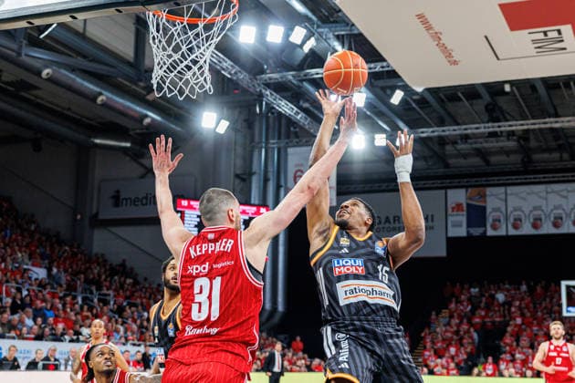 Daniel Keppeler BMA365 Bamberg Baskets, 31 , Justin Simon ratiopharm Ulm, 15 , BMA365 Bamberg Baskets vs ratiopharm Ulm, Basketball, easyCredit BBL, Playoff Quarterfinals, Game 1, 16 05 2026 BMA365 Bamberg Baskets vs ratiopharm Ulm, Basketball, easyCredit BBL, Playoff Quarterfinals, Game 1, 16 05 2026 Bamberg Copyright: xEibner-Pressefoto G.xSantemizx EP_EER