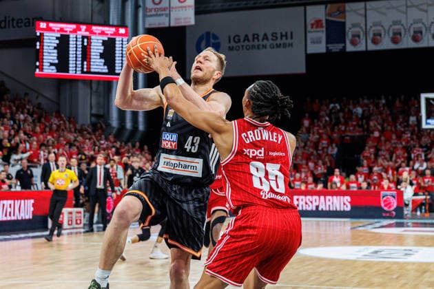 Christian Sengfelder ratiopharm Ulm, 43 , Austin Crowley BMA365 Bamberg Baskets, 85 , BMA365 Bamberg Baskets vs ratiopharm Ulm, Basketball, easyCredit BBL, Playoff Quarterfinals, Game 1, 16 05 2026 BMA365 Bamberg Baskets vs ratiopharm Ulm, Basketball, easyCredit BBL, Playoff Quarterfinals, Game 1, 16 05 2026 Bamberg Copyright: xEibner-Pressefoto G.xSantemizx EP_EER