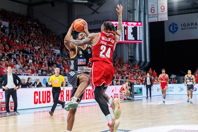 Malik Osborne ratiopharm Ulm, 10 , Cobe Williams BMA365 Bamberg Baskets, 24 , BMA365 Bamberg Baskets vs ratiopharm Ulm, Basketball, easyCredit BBL, Playoff Quarterfinals, Game 1, 16 05 2026 BMA365 Bamberg Baskets vs ratiopharm Ulm, Basketball, easyCredit BBL, Playoff Quarterfinals, Game 1, 16 05 2026 Bamberg Copyright: xEibner-Pressefoto G.xSantemizx EP_EER