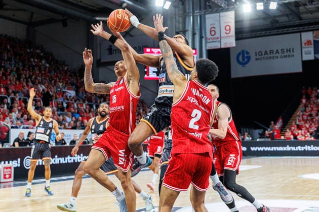 Austin Crowley BMA365 Bamberg Baskets, 85 , Justin Simon ratiopharm Ulm, 15 , Ibi Watson BMA365 Bamberg Baskets, 02 , BMA365 Bamberg Baskets vs ratiopharm Ulm, Basketball, easyCredit BBL, Playoff Quarterfinals, Game 1, 16 05 2026 BMA365 Bamberg Baskets vs ratiopharm Ulm, Basketball, easyCredit BBL, Playoff Quarterfinals, Game 1, 16 05 2026 Bamberg Copyright: xEibner-Pressefoto G.xSantemizx EP_EER