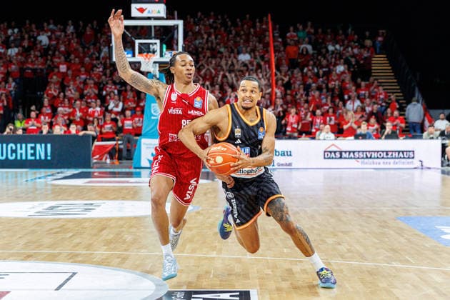 Austin Crowley BMA365 Bamberg Baskets, 85 , Nelson Weidemann ratiopharm Ulm, 00 , BMA365 Bamberg Baskets vs ratiopharm Ulm, Basketball, easyCredit BBL, Playoff Quarterfinals, Game 1, 16 05 2026 BMA365 Bamberg Baskets vs ratiopharm Ulm, Basketball, easyCredit BBL, Playoff Quarterfinals, Game 1, 16 05 2026 Bamberg Copyright: xEibner-Pressefoto G.xSantemizx EP_EER