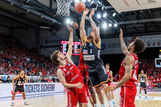 Zachary Ensminger BMA365 Bamberg Baskets, 01 , Christopher Ledlum ratiopharm Ulm, 04 , Demarcus Demonia BMA365 Bamberg Baskets, 08 , BMA365 Bamberg Baskets vs ratiopharm Ulm, Basketball, easyCredit BBL, Playoff Quarterfinals, Game 1, 16 05 2026 BMA365 Bamberg Baskets vs ratiopharm Ulm, Basketball, easyCredit BBL, Playoff Quarterfinals, Game 1, 16 05 2026 Bamberg Copyright: xEibner-Pressefoto G.xSantemizx EP_EER