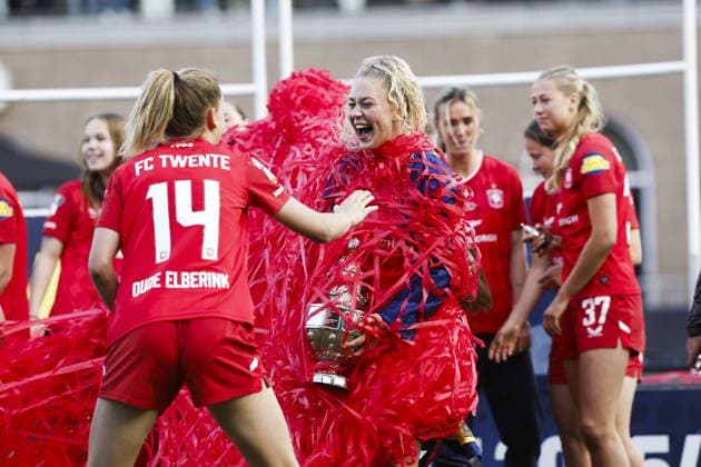 ROTTERDAM - FC Twente players with the KNVB Cup after the women s KNVB Cup final match between FC Twente (women) and PSV (women) at Sparta Stadion Het Kasteel on 16 May 2026 in Rotterdam, the Netherlands. BAS CZERWINSKI ANP Women s Eurojackpot KNVB Beker - Final 2025-2026 xVIxANPxSportx xxANPxIVx 558471372 originalFilename: 558471372.jpg