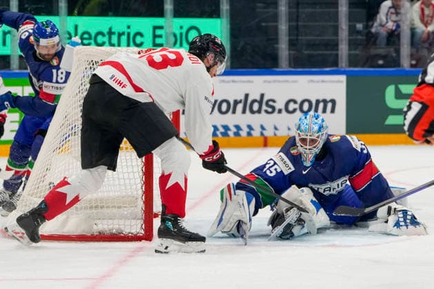FRIBOURG, SWITZERLAND MAY 16 goalkeeper Davide Fadani of Italy R saves on Gabriel Vilardi of Canada during the 2026 IIHF Ice Hockey World Championship Switzerland game between Italy and Canada at BCF Arena on May 16, 2026 in Fribourg, Fribourg Fribourg BCF Arena Fribourg Switzerland Copyright: xJustPictures.ch JarixPestelaccix jp-en-EuSpIm-JP6_JAR_Italy_Canada_16May2026_00116
