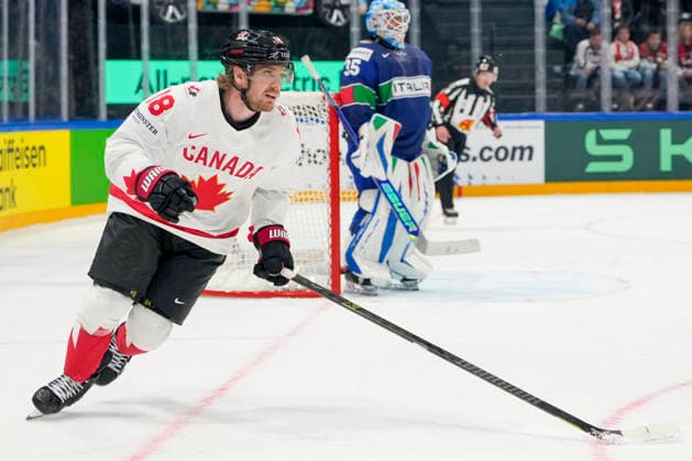 FRIBOURG, SWITZERLAND MAY 16 Robert Thomas of Canada in action during the 2026 IIHF Ice Hockey World Championship Switzerland game between Italy and Canada at BCF Arena on May 16, 2026 in Fribourg, Fribourg Fribourg BCF Arena Fribourg Switzerland Copyright: xJustPictures.ch JarixPestelaccix jp-en-EuSpIm-JP6_JAR_Italy_Canada_16May2026_00120