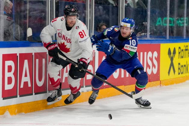 FRIBOURG, SWITZERLAND MAY 16 Dylan Holloway of Canada L against Peter Spornberger of Italy R during the 2026 IIHF Ice Hockey World Championship Switzerland game between Italy and Canada at BCF Arena on May 16, 2026 in Fribourg, Fribourg Fribourg BCF Arena Fribourg Switzerland Copyright: xJustPictures.ch JarixPestelaccix jp-en-EuSpIm-JP6_JAR_Italy_Canada_16May2026_00124