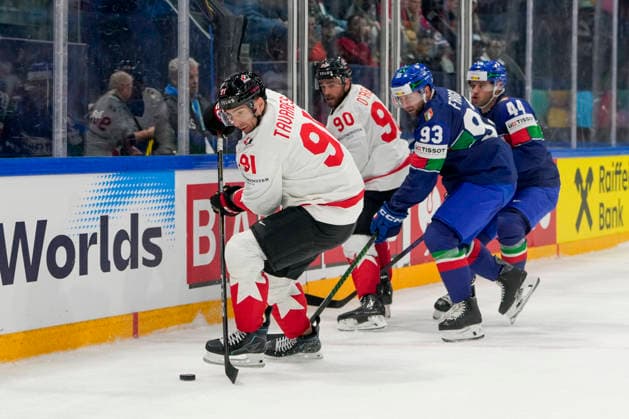 FRIBOURG, SWITZERLAND MAY 16 John Tavares of Canada L in action during the 2026 IIHF Ice Hockey World Championship Switzerland game between Italy and Canada at BCF Arena on May 16, 2026 in Fribourg, Fribourg Fribourg BCF Arena Fribourg Switzerland Copyright: xJustPictures.ch JarixPestelaccix jp-en-EuSpIm-JP6_JAR_Italy_Canada_16May2026_00127