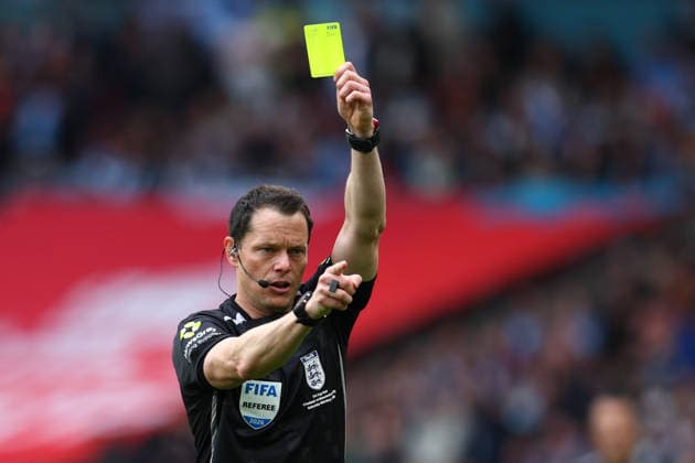 FA Cup Final: Chelsea v Manchester City LONDON, UK - 16th May 2026: Referee Darren England gives a yellow card during the FA Cup Final between Chelsea FC and Manchester City FC at Wembley Stadium (Credit: Craig Mercer Alamy Live News) London Wembley Stadium England United Kingdom Copyright: xCraigxMercerx xPeakxActionxPhotosx