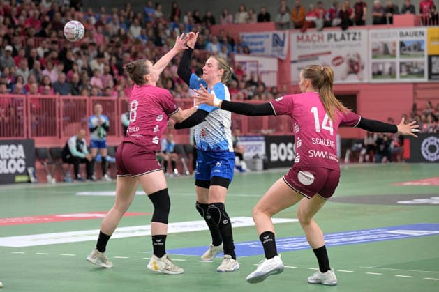 Annefleur Bruggeman Sport Union Neckarsulm, 11 am with ball against Ida Petzold TusSies Metzingen, 08 and Klara Schlegel TusSies Metzingen, 14 TusSies Metzingen vs Sport Union Neckarsulm , Handball, Alsco HBF, 5 Play Off League Matchday, Season 2025 2026, 16 05 2026 TusSies Metzingen vs Sport Union Neckarsulm , Handball, Alsco HBF, 5 Play Off League Matchday, Season 2025 2026, 16 05 2026 Tuebingen Copyright: xEibner-Pressefoto TobiasxBaurx EP_TBR