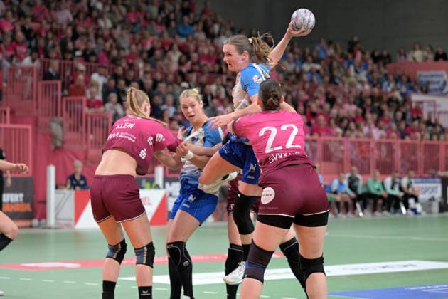 Alicia Stoffel Sport Union Neckarsulm, 13 am with ball against Naina Klein TusSies Metzingen, 09 and Gabriela Clausson Bitolo TusSies Metzingen, 22 TusSies Metzingen vs Sport Union Neckarsulm , Handball, Alsco HBF, 5 Play Off League Matchday, Season 2025 2026, 16 05 2026 TusSies Metzingen vs Sport Union Neckarsulm , Handball, Alsco HBF, 5 Play Off League Matchday, Season 2025 2026, 16 05 2026 Tuebingen Copyright: xEibner-Pressefoto TobiasxBaurx EP_TBR