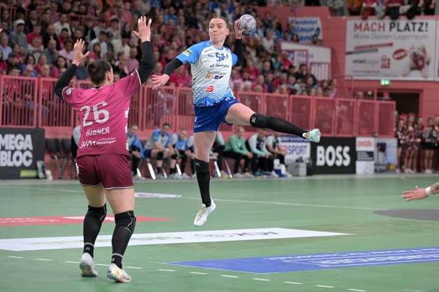 Lilli Matilda Holste Sport Union Neckarsulm, 58 at the throw goal against Svenja Huebner TusSies Metzingen, 26 TusSies Metzingen vs Sport Union Neckarsulm , Handball, Alsco HBF, 5 Play Off League Matchday, Season 2025 2026, 16 05 2026 TusSies Metzingen vs Sport Union Neckarsulm , Handball, Alsco HBF, 5 Play Off League Matchday, Season 2025 2026, 16 05 2026 Tuebingen Copyright: xEibner-Pressefoto TobiasxBaurx EP_TBR