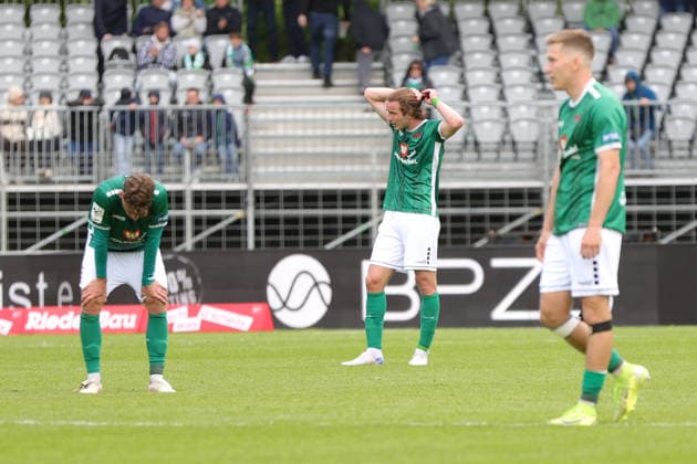 16 05 2026, Football, Men, Third League, 38 Matchday 3 League Season 2025 2026 FC Schweinfurt 05 FC Erzgebirge Aue Disappointed Schweinfurt players after final whistle Schweinfurt Riedel Bau Arena im Sachs Stadio Bayern Unterfranken Germany