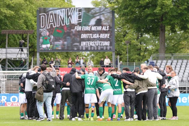 16 05 2026, Soccer, Men, Third League, 38 Matchday 3 League Season 2025 2026 FC Schweinfurt 05 FC Erzgebirge Aue Scoreboard with thanks to the fans, in front of it the Schweinfurt team circle Schweinfurt Riedel Bau Arena in Sachs Stadio Bayern Unterfranken Germany
