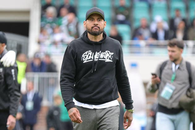 16 05 2026, Football, Men, Third League, 38 Matchday 3 League Season 2025 2026 FC Schweinfurt 05 FC Erzgebirge Aue Coach Jermaine Jones FC Schweinfurt 05 on his way to the fans after the final whistle Schweinfurt Riedel Bau Arena in Sachs Stadio Bayern Unterfranken Germany