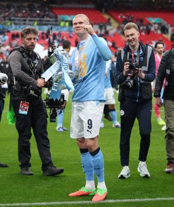 . - Chelsea v Manchester City, The Emirates FA Cup Final 2026, Wembley Stadium, London, England, 16th May 2026. Daniel Weir Crystal Pix Erling Haaland of Manchester City holds aloft The Emirates FA Cup Trophy in celebration after winning the 2026 FA Cup Final. - Chelsea v Manchester City, The Emirates FA Cup Final 2026, Wembley Stadium, London, England, 16th May 2026. Daniel Weir Crystal Pix London Wembley Stadium England Copyright: xDanielxWeirx CP_Chelsea_Manchester_City_160526_DW49