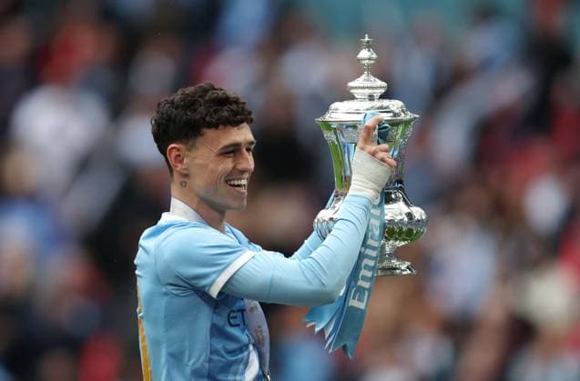 . - Chelsea v Manchester City, The Emirates FA Cup Final 2026, Wembley Stadium, London, England, 16th May 2026. Daniel Weir Crystal Pix Phil Foden of Manchester City holds aloft The Emirates FA Cup Trophy in celebration after winning the 2026 FA Cup Final. - Chelsea v Manchester City, The Emirates FA Cup Final 2026, Wembley Stadium, London, England, 16th May 2026. Daniel Weir Crystal Pix London Wembley Stadium England Copyright: xDanielxWeirx CP_Chelsea_Manchester_City_160526_DW55