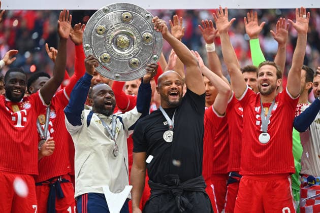 Team photo,Team,Mannschaft,Mannschaftsfoto Leon Trainer Vincent KOMPANY Bayern Muenchen mit Schale, Meisterschale,Pokal,Cup,Trophaee, Siegerehrung, Fußball 1 Bundesliga Saison 2025 2026, 34 Spieltag, Spieltag34 FC Bayern Muenchen 1 FC Koeln am 16 05 2026 , A L L I A N Z A R E N A