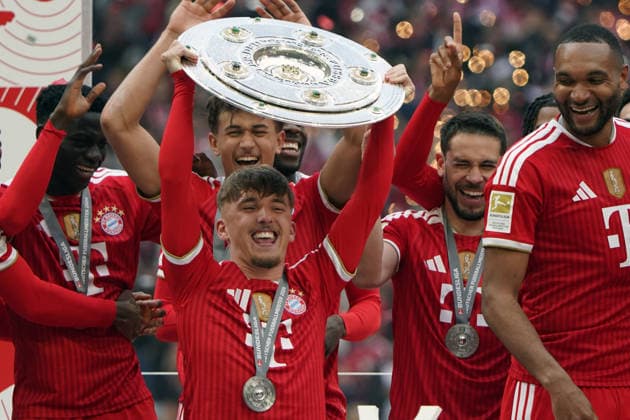 Football, 1 BL 2025 2026, FC Bayern München vs 1 FC Köln 16 05 2026 , Allianzarena München FC Bayern München Meisterfeier Karl lennart FC Bayern München mit Meisterschale,