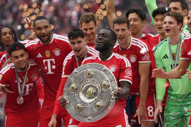 Football, 1 BL 2025 2026, FC Bayern München vs 1 FC Köln 16 05 2026 , Allianzarena München FC Bayern München Meisterfeier Dayot Upamecano FC Bayern München mit Meisterschale,