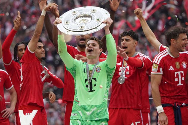 Soccer, 1 BL 2025 2026, FC Bayern München vs 1 FC Köln 16 05 2026 , Allianzarena München FC Bayern München Meisterfeier Jonas Urbig FC Bayern München mit Meisterschale,