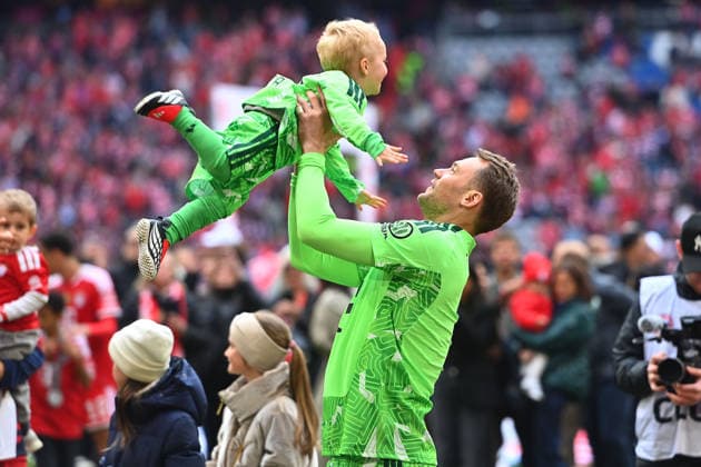 Manuel NEUER Goalkeeper Bayern Muenchen with son Luca Award ceremony Soccer 1 Bundesliga Season 2025 2026, 34 Matchday, Matchday34 FC Bayern Muenchen 1 FC Koeln on 16 05 2026 , A L L I A N Z A R E N A
