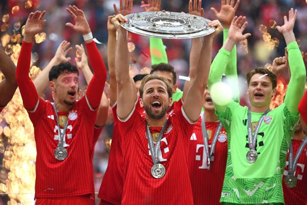 Team photo,Team,Mannschaft,Mannschaftsfoto, Harry KANE Bayern Muenchen mit Schale, Meisterschale,Pokal,Cup,Trophaee,Siegerehrung, Fußball 1 Bundesliga Saison 2025 2026, 34 Spieltag, Spieltag34 FC Bayern Muenchen 1 FC Koeln am 16 05 2026 , A L L I A N Z A R E N A