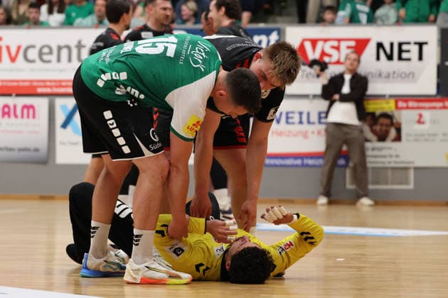 16 05 2026, Handball, Men, 3 League, Season 2025 2026, Promotion round, HG Saarlouis ASV Hamm Westfalen, Marcos Vinicois Colodeti ASV Hamm Westfalen injured on the floor, Yves Kunkel HG Saarlouis , Benedikt Kühn ASV Hamm Westfalen Saarlouis Stadtgartenhalle Saarland Germany DEU Copyright: xSebastianxBachx