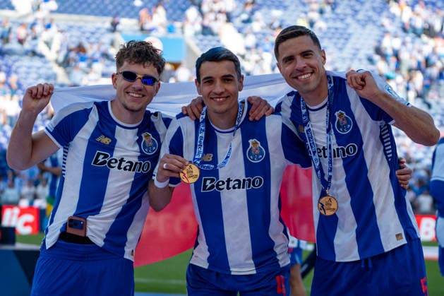 Oskar Pietuszewski, Jan Bednarek and Jakub Kiwior seen during Liga Portugal game between teams of FC Porto and CD Santa Clara at Estadio do Dragao (Kazimierz Koper Ball Raw Images) Porto Estadio do Dragao Portugal Copyright: xKazimierzxKoperx KAZ_POR_STA_2526-2-2