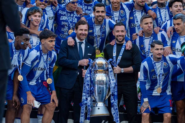 Andre Villas-Boas and Francesco Farioli seen during Liga Portugal game between teams of FC Porto and CD Santa Clara at Estadio do Dragao (Kazimierz Koper Ball Raw Images) Porto Estadio do Dragao Portugal Copyright: xKazimierzxKoperx KAZ_POR_STA_2526-9